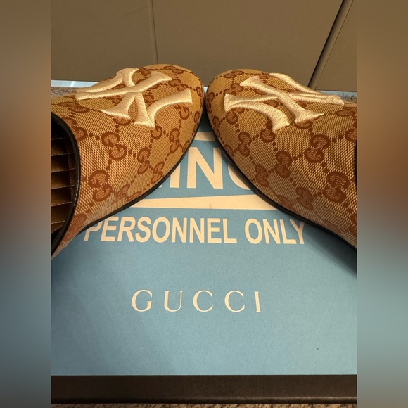 Gucci x NY Yankees GG Supreme Canvas Princetown Mules (Size Women's 41) - Picture 2 of 5